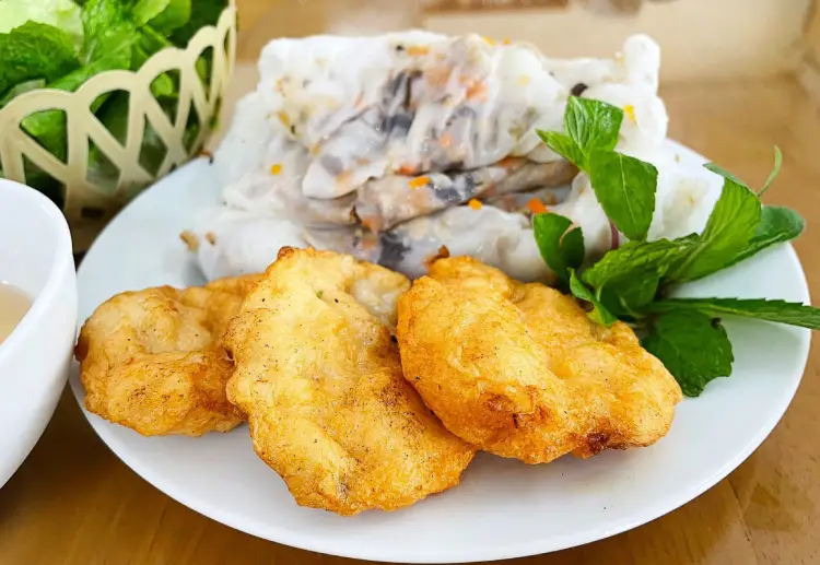 Steamed rice rolls with fried squid cake.